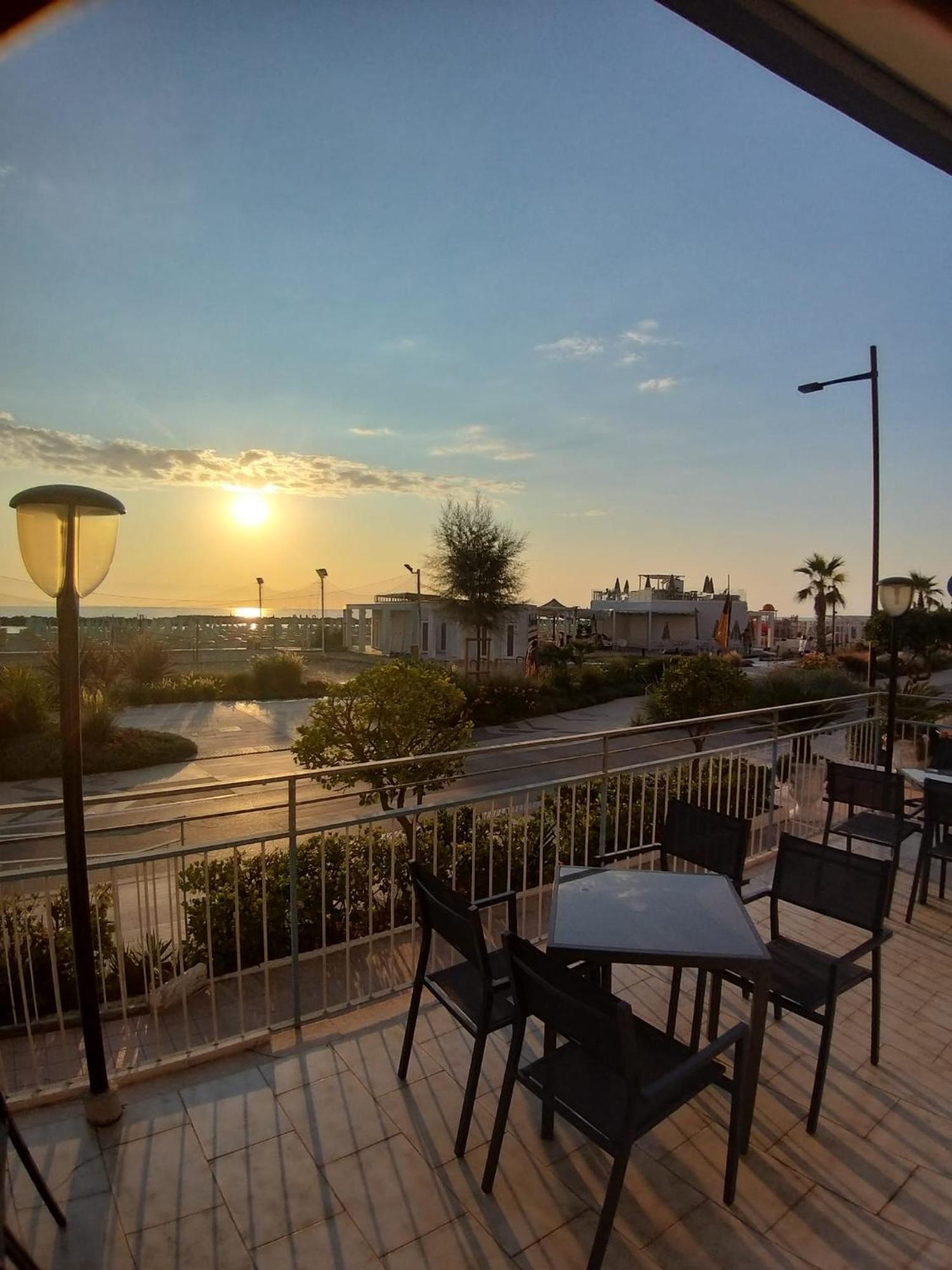 Hotel Ideal Rimini Esterno foto